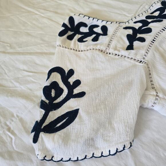 Impressions White Blue Embroidered Boho Short Sleeve Cotton Blend Blouse Size L - Picture 5 of 9